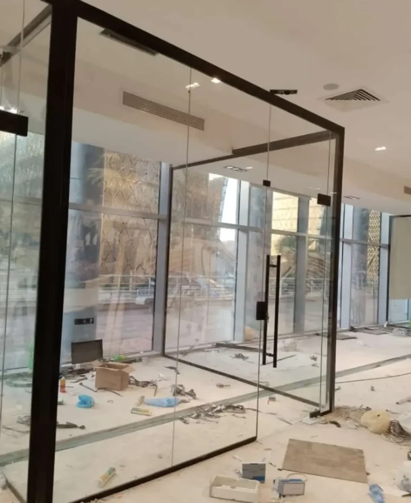كيف تختار شركة تركيب زجاج في الرياض تغطي كل احتياجاتك من مكان واحد 2 أفضل شركة تركيب زجاج بالرياض